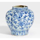 VIERPASSIGE VASE MIT LOTOSBLÜTEN UND -RANKEN. China. Ming-Dynastie (1368-1644). Porzellan bemalt