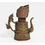 KANNE IN FORM EINES MÖNCHSHUT. Tibet. 19. Jh. Kuperbronze und gebliche Bronze in Repoussé und fein