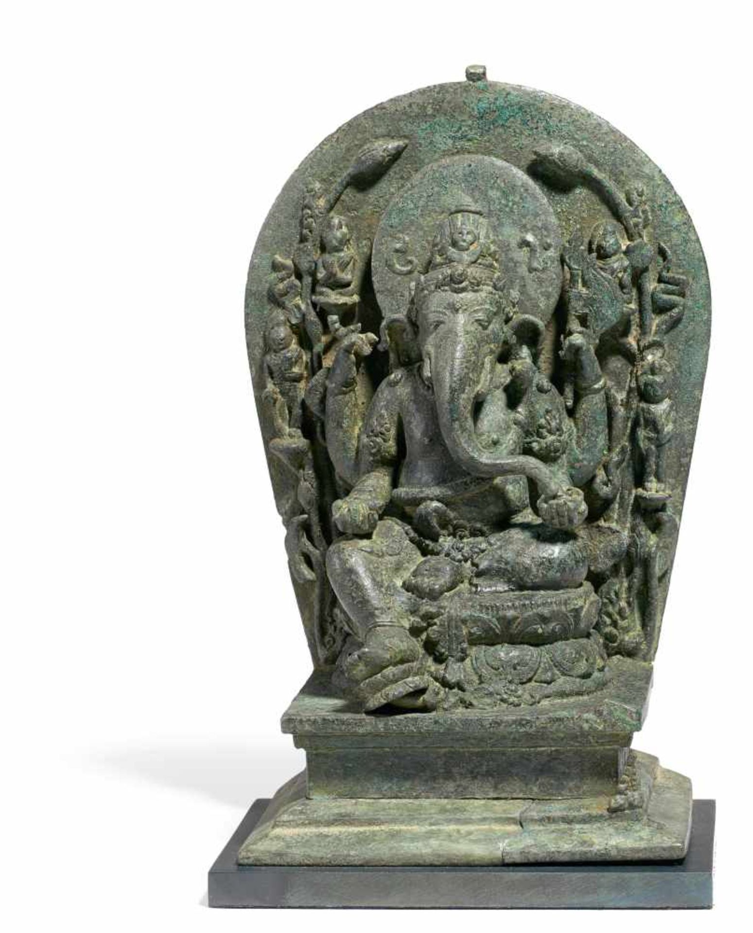 SELTENE UND GROßE DARSTELLUNG DES GANESHA. Java. Ca. 10./11. Jh. Bronze mit kräftig grüner, feiner