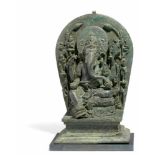 SELTENE UND GROßE DARSTELLUNG DES GANESHA. Java. Ca. 10./11. Jh. Bronze mit kräftig grüner, feiner