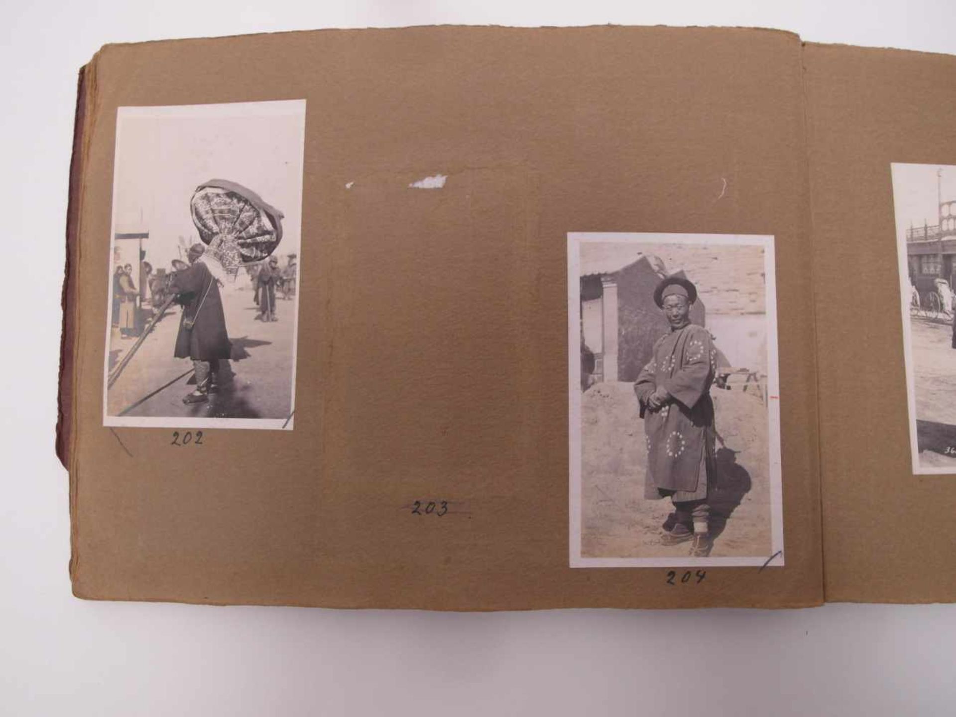 GROßES FOTOALBUM "TYPE AND STREET SCENES". China. Um 1900. Braunes Album mit 103 Fotos in - Bild 24 aus 26