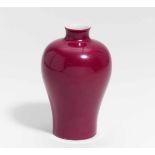 zurückgezogenSMALL MEIPING VASE. China. Porcelain glazed monochrome in raspberry red. H.15cm.