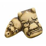 NETSUKE: ONI- UND USOBUKI-MASKE. Japan. 19. Jh. Bein. Breite 4,5cm. Zustand A/B. Provenienz:-