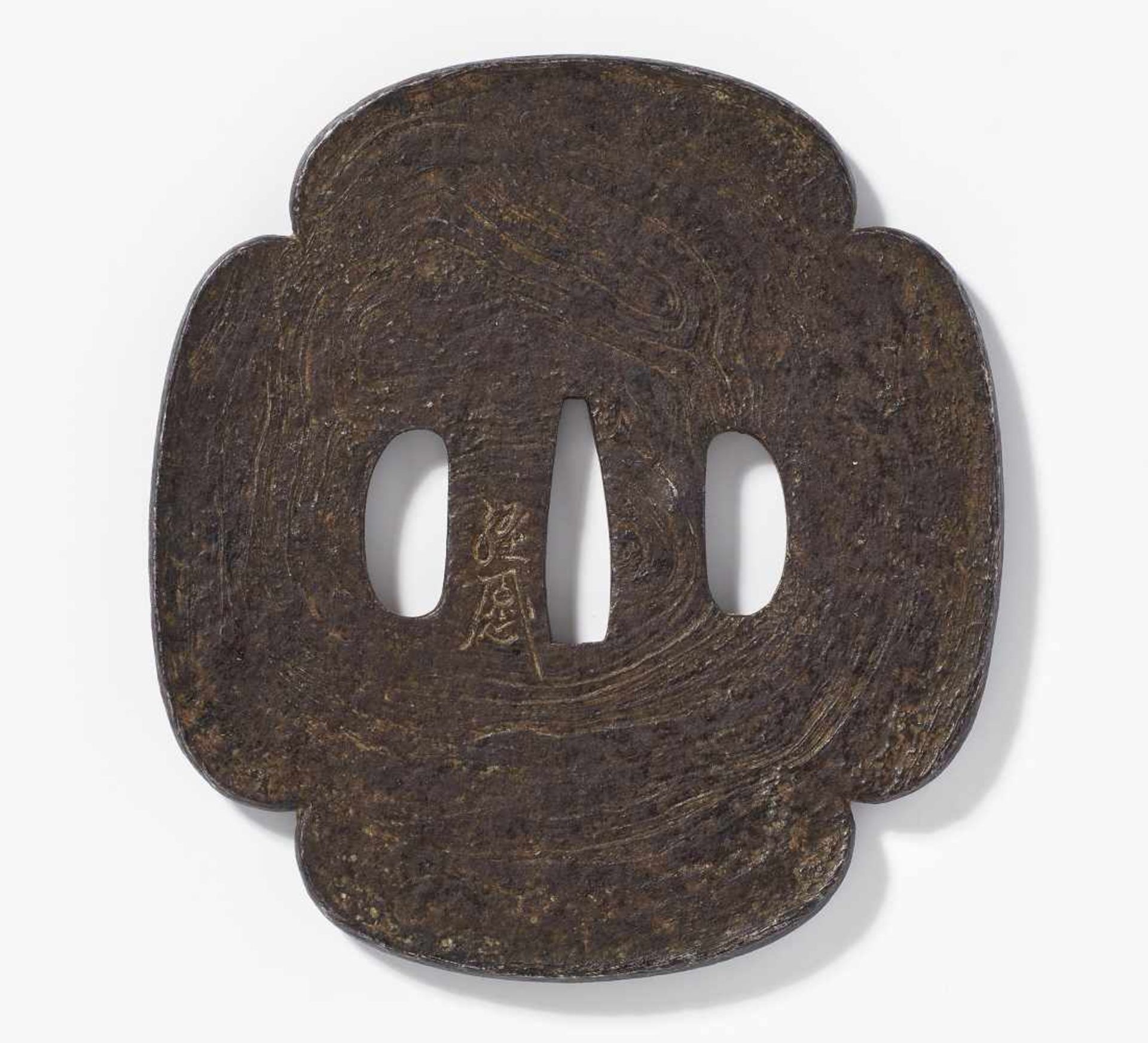 GROßES TSUBA MIT HOLZMASERUNG. Japan. Edo-Zeit (1603-1868). 18. Jh. Eisen. Mokkôgata. Uchikaeshi