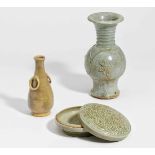 DECKELDOSE UND ZWEI VASEN. China. Ming-Dynastie (1368-1644) oder später. Steinzeug mit hellgrüner