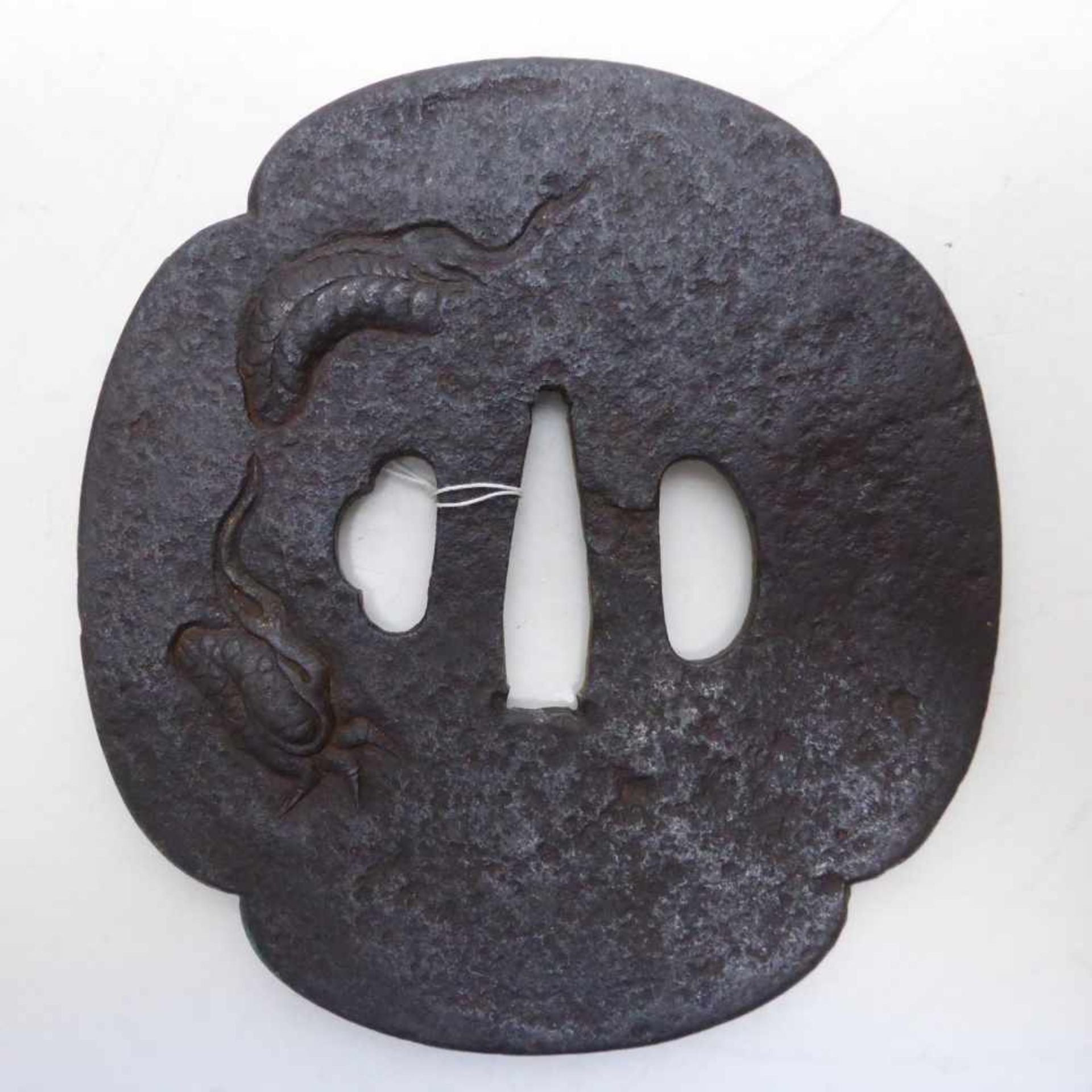 GROßES TSUBA MIT DRACHE. Japan. Edo-Zeit (1603-1868). Frühes 18. Jh. Eisen. In Relief und mit - Bild 2 aus 2