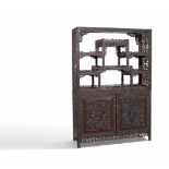 ZWEITEILIGE ETAGERE. China. Qing-Dynastie. Um 1880. Dunkles Hartholz, teils durchbrochen und mit