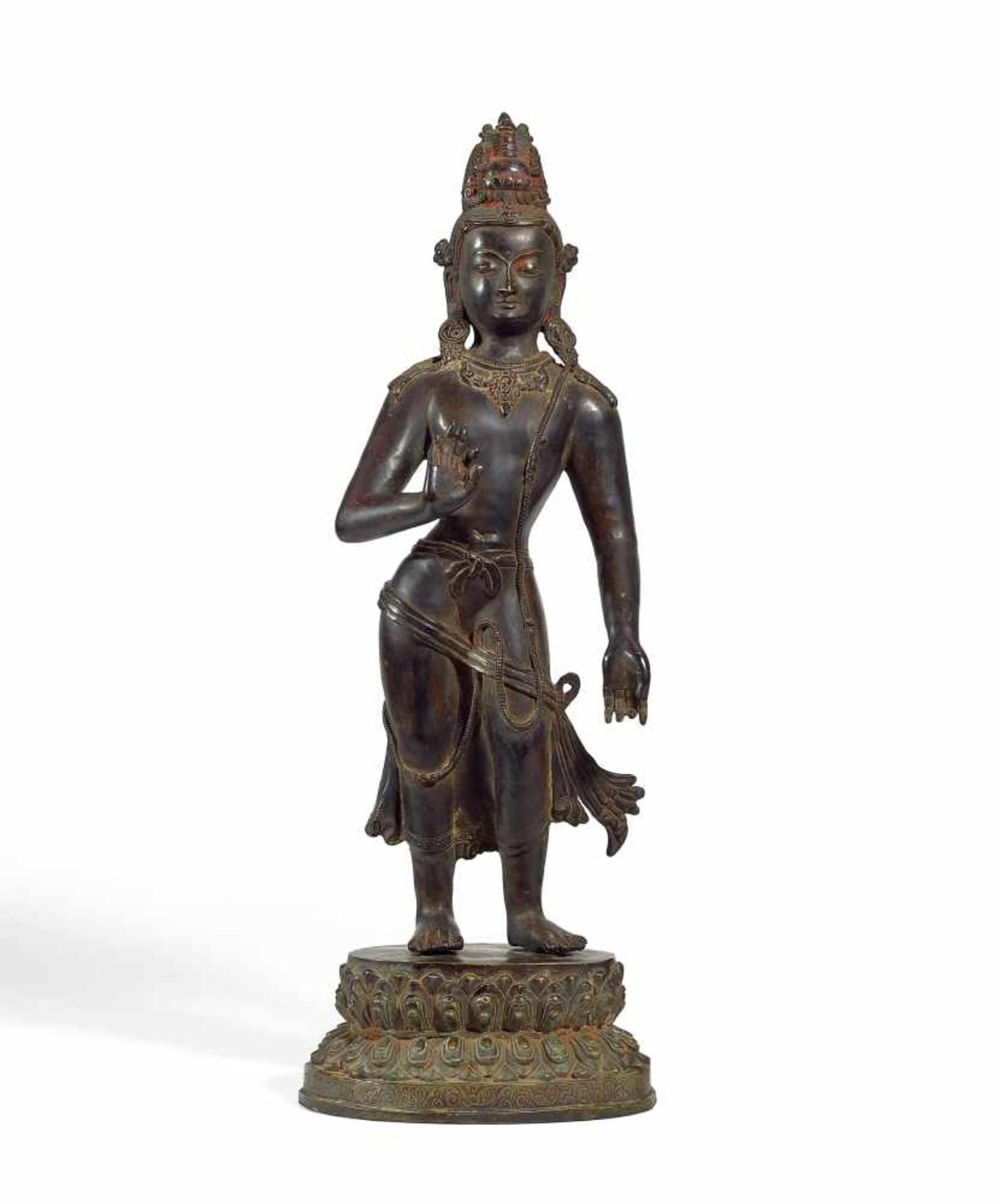 BODHISATTVA MAITREYA. Tibet/Nepal. Bronze mit dunkler Patina und Resten von rotem Pigment. Stehend