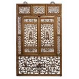 BEDEUTENDES FENSTERGITTER. China. Qing-Dynastie (1644-1911). Holz, sehr fein bis minutiös in