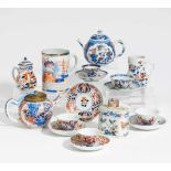 SIEBZEHN IMARI-PORZELLANE. China. Qing-Dynastie. 18./19. Jh. Porzellan bemalt mit Kobaltblau und auf