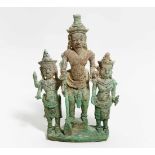 KLEINE VOTIVFIGUR DES VISNU MIT TRISHULA. Khmer. 11./12. Jh. oder später. Bronze mit teils grüner