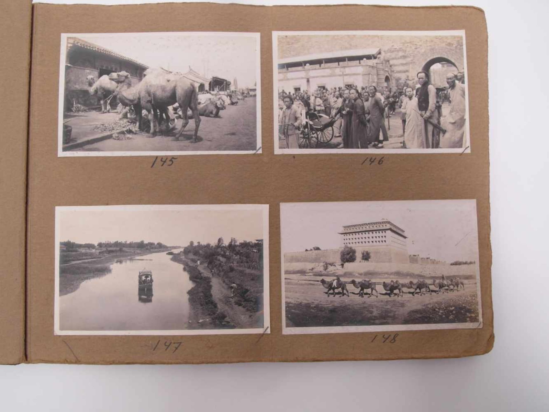 GROßES FOTOALBUM "TYPE AND STREET SCENES". China. Um 1900. Braunes Album mit 103 Fotos in - Bild 9 aus 26