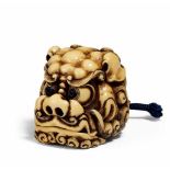 NETSUKE: GROßE LÖWENMASKE MIT BEWEGLICHEM UNTERKIEFER. Japan. Edo-Zeit. 1. Hälfte 19. Jh.