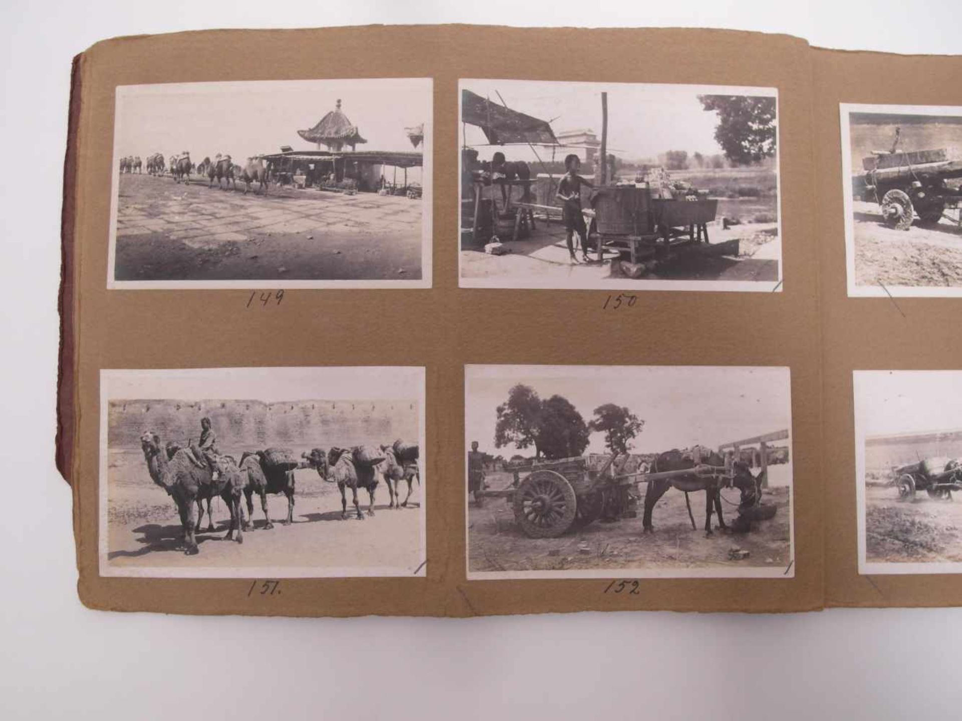 GROßES FOTOALBUM "TYPE AND STREET SCENES". China. Um 1900. Braunes Album mit 103 Fotos in - Bild 10 aus 26