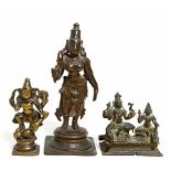 SELTENE DOPPELFIGUR UND ZWEI EINZELFIGUREN VON SHIVA UND PARVATI. Indien. Wohl 15./16. Jh. Bronze