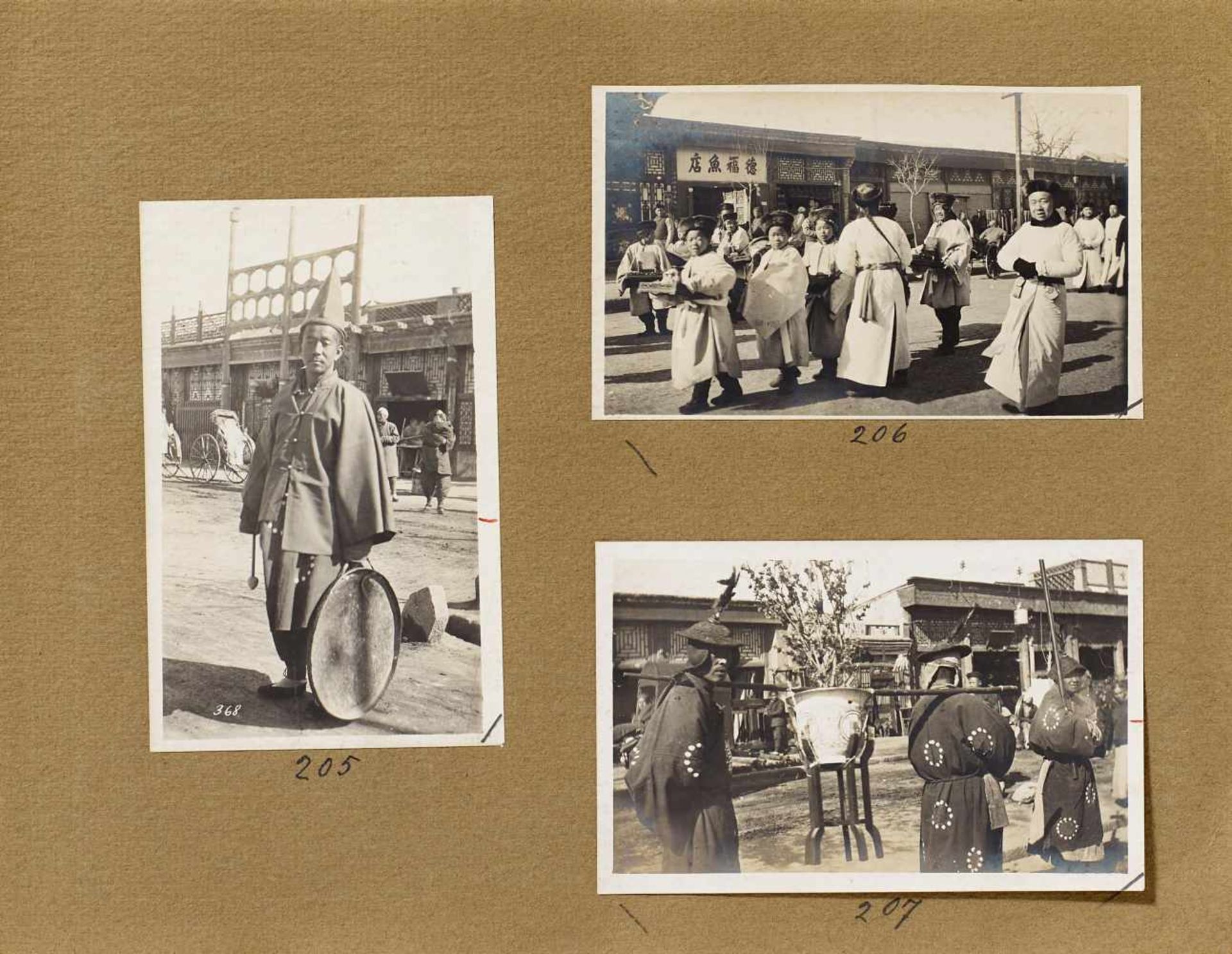 GROßES FOTOALBUM "TYPE AND STREET SCENES". China. Um 1900. Braunes Album mit 103 Fotos in - Bild 4 aus 26
