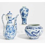 GROßE HENKELKANNE MIT GRANATAPFEL, VASE MIT GELEHRTEN UND TOPF MIT DRACHEN. China. Im Ming-Stil.