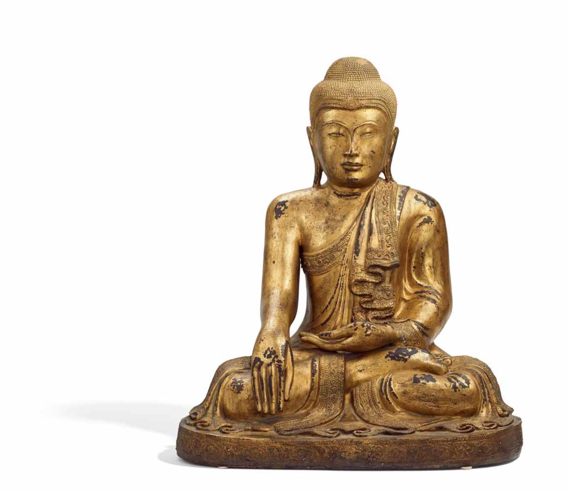 GROßER SITZENDER BUDDHA. Burma/Myanmar. 19./20. Jh. Bronze mit Lackvergoldung. Das Antlitz mit in