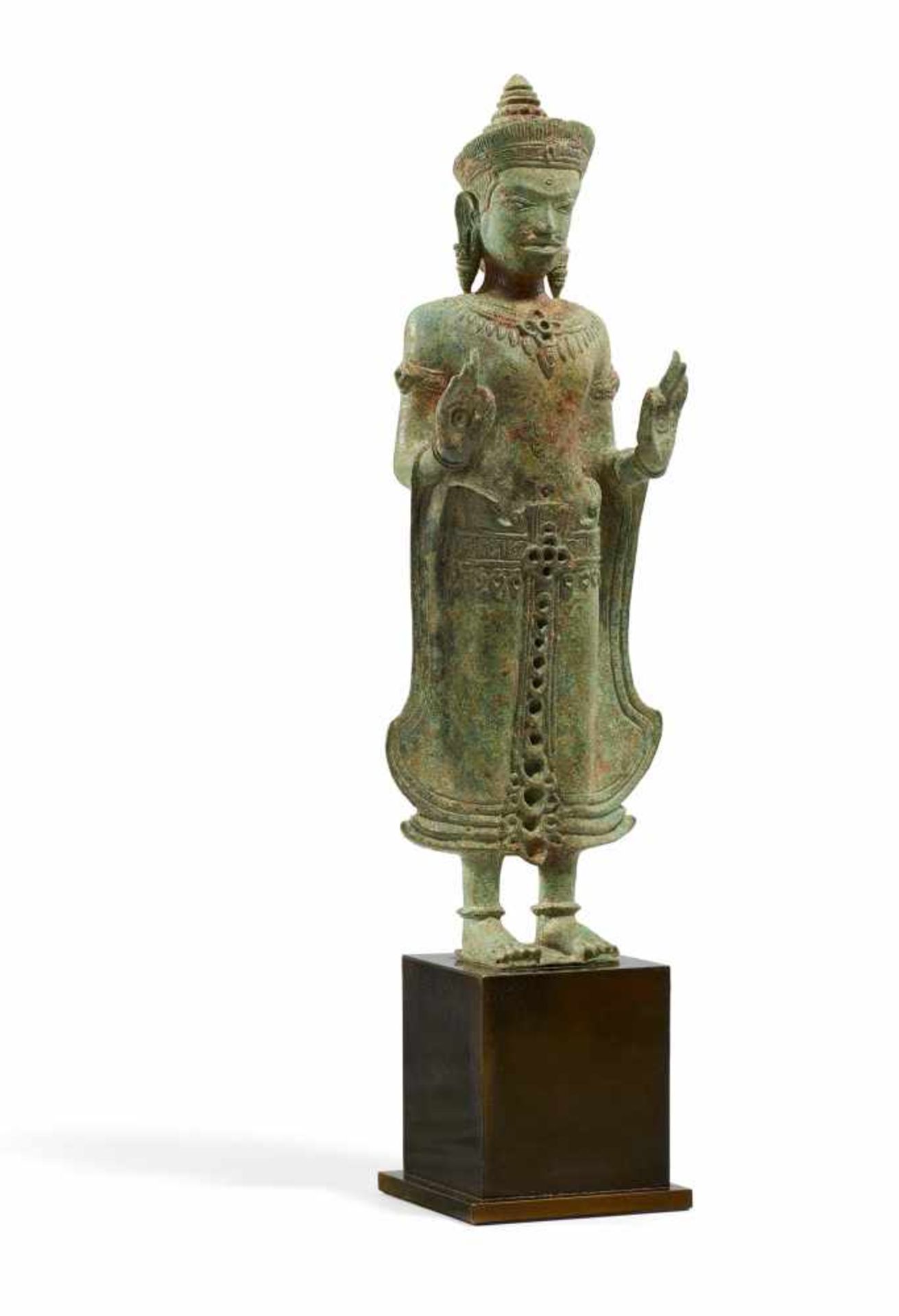 STEHENDER SHAKYAMUNI. Khmer. Angkor Wat-Periode (1100-1175). 12./13. Jh. Bronze mit grüner, pudriger