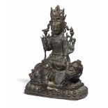 BODHISATTVA WENSHU AUF DEM LÖWEN. China. Ming-Dynastie (1368-1644). Bronze mit dunkler Patina und