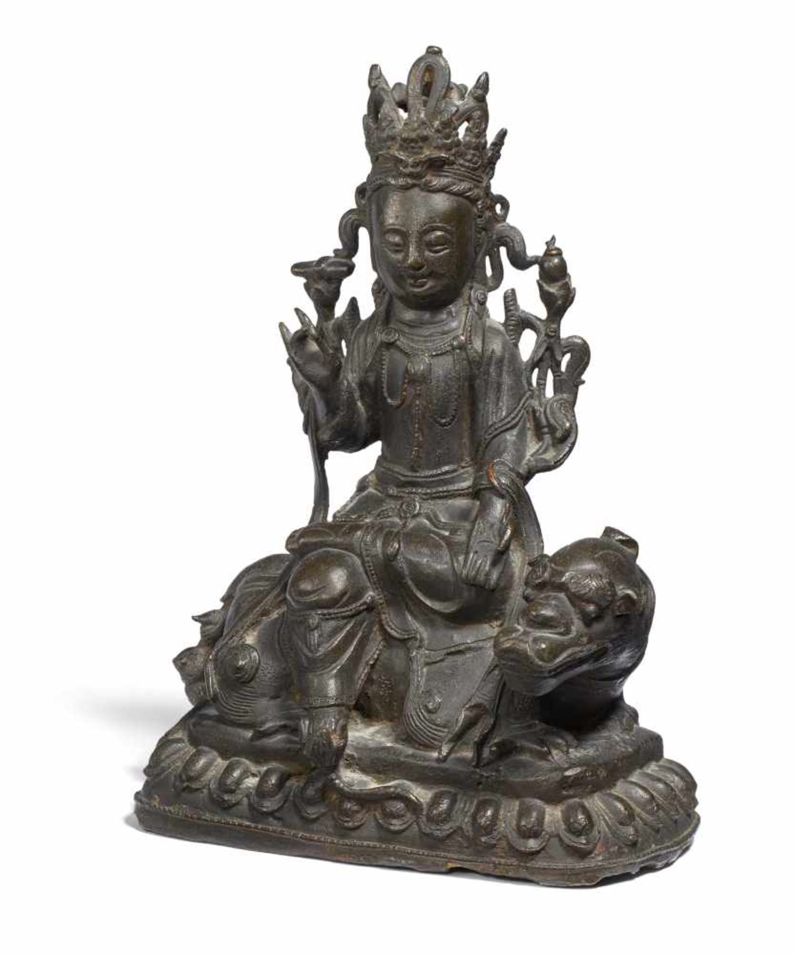 BODHISATTVA WENSHU AUF DEM LÖWEN. China. Ming-Dynastie (1368-1644). Bronze mit dunkler Patina und