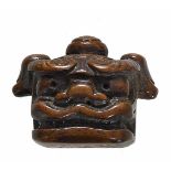 NETSUKE: LÖWENMASKE. Japan. Edo-Zeit. 18. Jh. Dunkles Holz. Höhe 2,8cm. Sign.: Yôshisei(?) hachijûgo