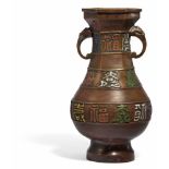 VASE MIT DEM SCHRIFTZEICHEN FÜR LANGES LEBEN. China. Qing-Dynastie. Um 1900. Rötliche Kupferbronze