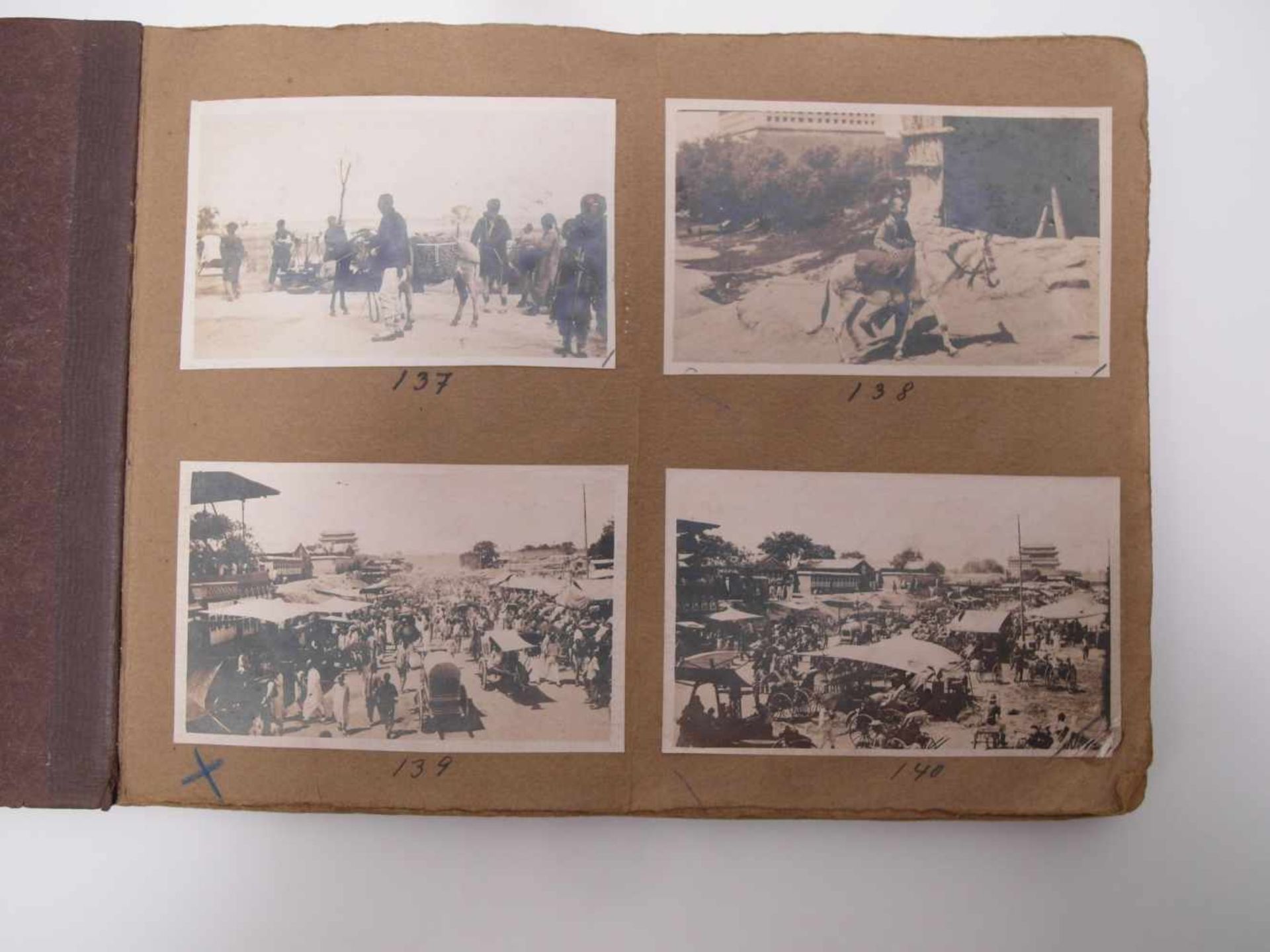 GROßES FOTOALBUM "TYPE AND STREET SCENES". China. Um 1900. Braunes Album mit 103 Fotos in - Bild 7 aus 26