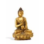 SITZENDER BUDDHA SHAKYAMUNI. Tibet/Nepal. 18./19. Jh. Kupferbronze feuervergoldet. Die rechte Hand