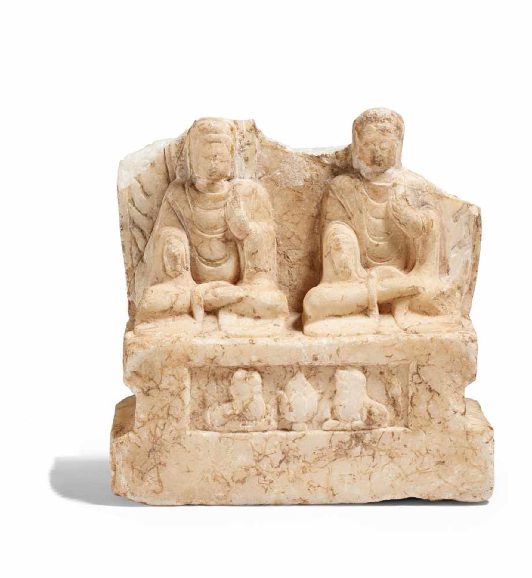 STELENFRAGMENT MIT ZWEI DARSTELLUNGEN DES SITZENDEN BUDDHA. China. Südliche Qi-Dynastie (479-502).