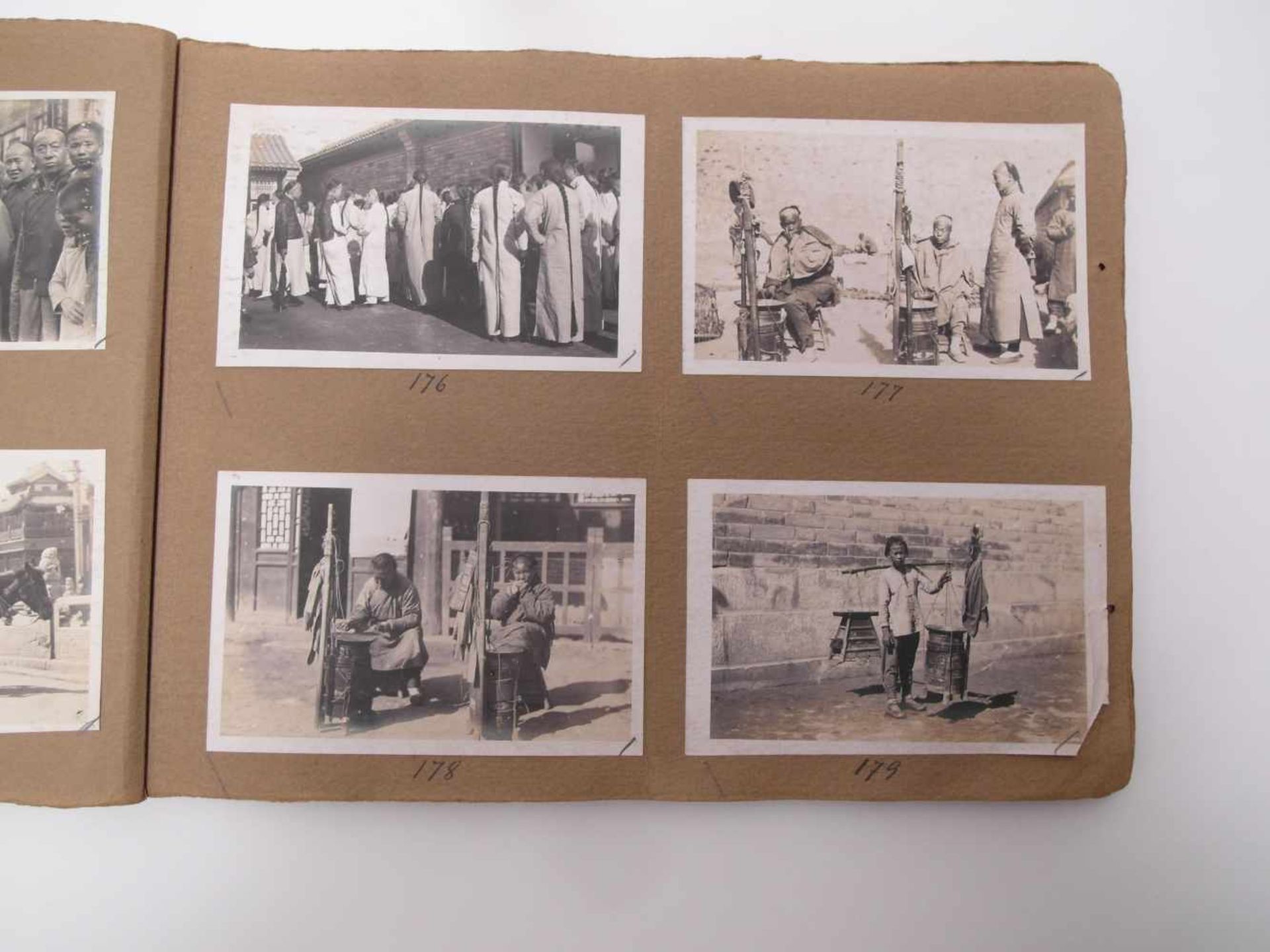 GROßES FOTOALBUM "TYPE AND STREET SCENES". China. Um 1900. Braunes Album mit 103 Fotos in - Bild 17 aus 26