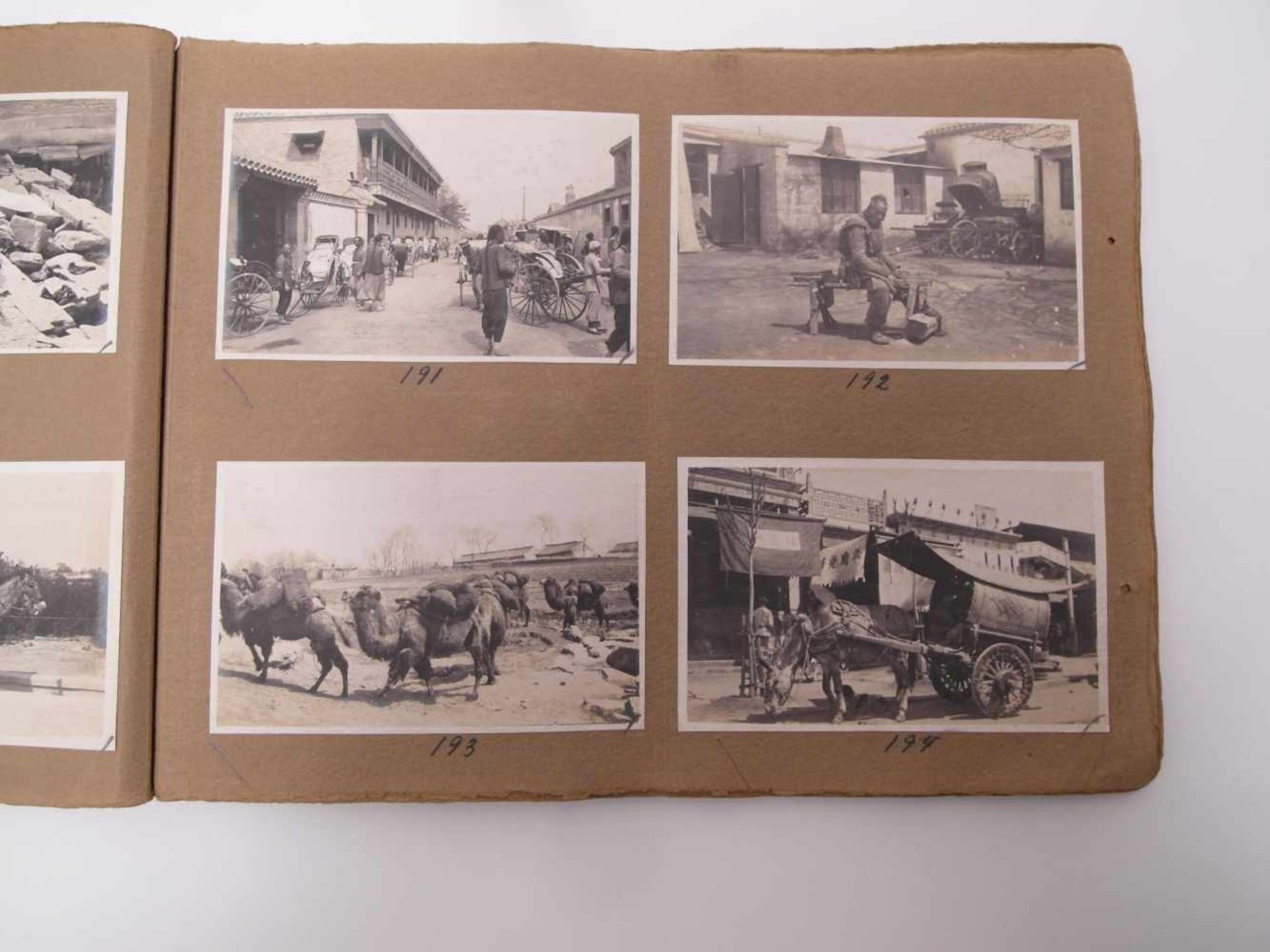 GROßES FOTOALBUM "TYPE AND STREET SCENES". China. Um 1900. Braunes Album mit 103 Fotos in - Bild 21 aus 26