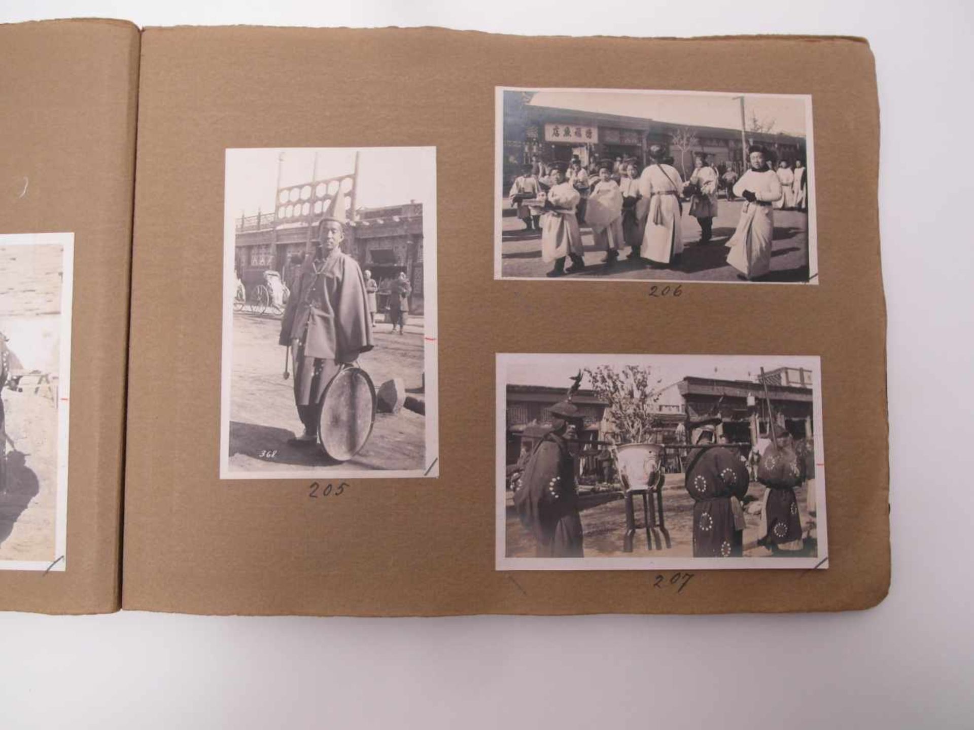 GROßES FOTOALBUM "TYPE AND STREET SCENES". China. Um 1900. Braunes Album mit 103 Fotos in - Bild 25 aus 26