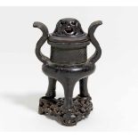 KLEINES RÄUCHERGEFÄß. China. Ming-/Qing-Dynastie. Bronze mit schwarzer Patina. Sockel und Deckel aus