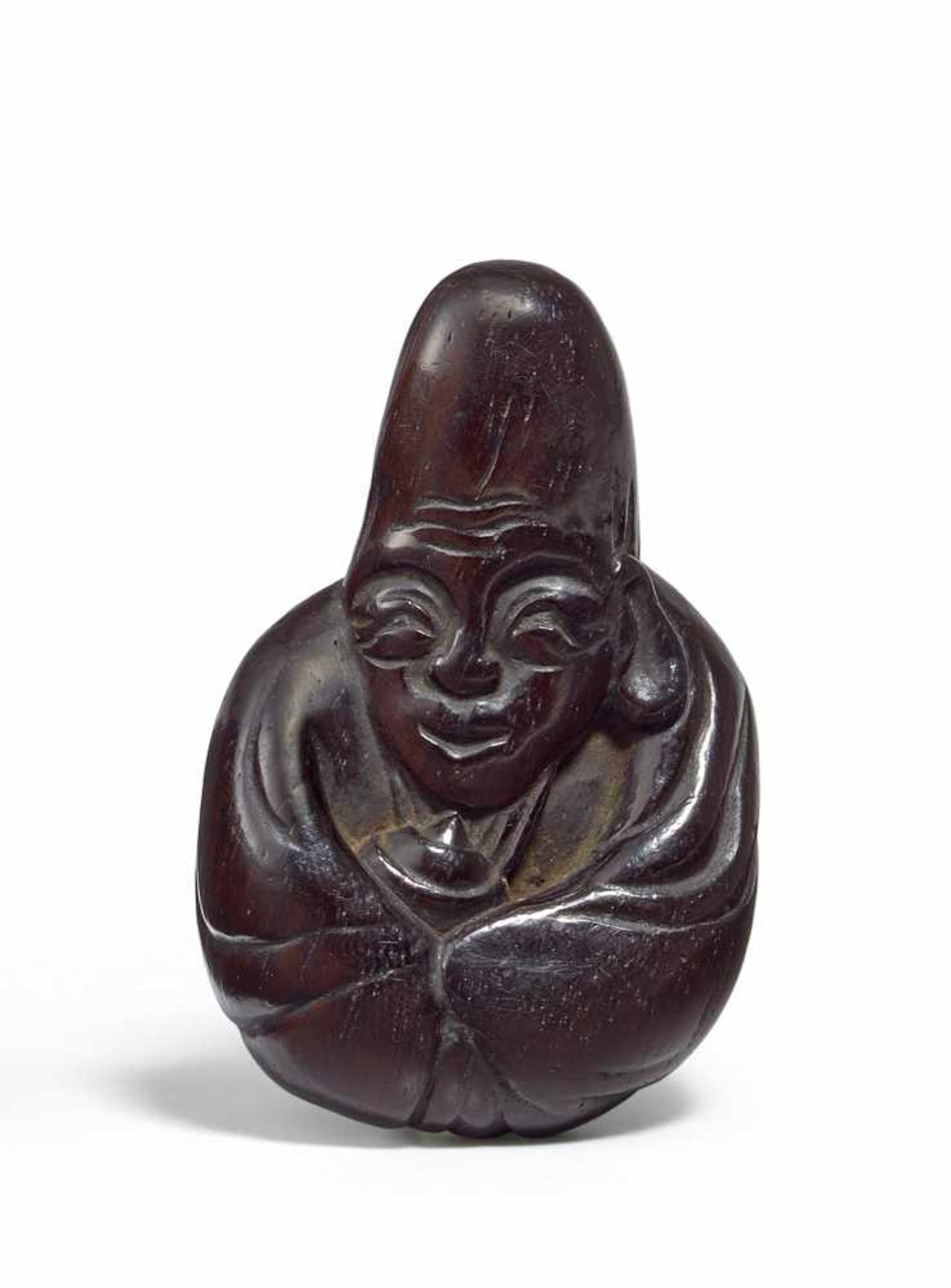 NETSUKE: DER GLÜCKSGOTT FUKUROKUJU. Japan. Edo-Zeit. 18./19. Jh. Kakiholz. Höhe 5,7cm. Zustand A/