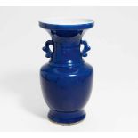 GROßE ZUN-FÖRMIGE VASE MIT HENKELN. China. Wohl 19. Jh. Porzellan, monochrom dunkelblau glasiert.