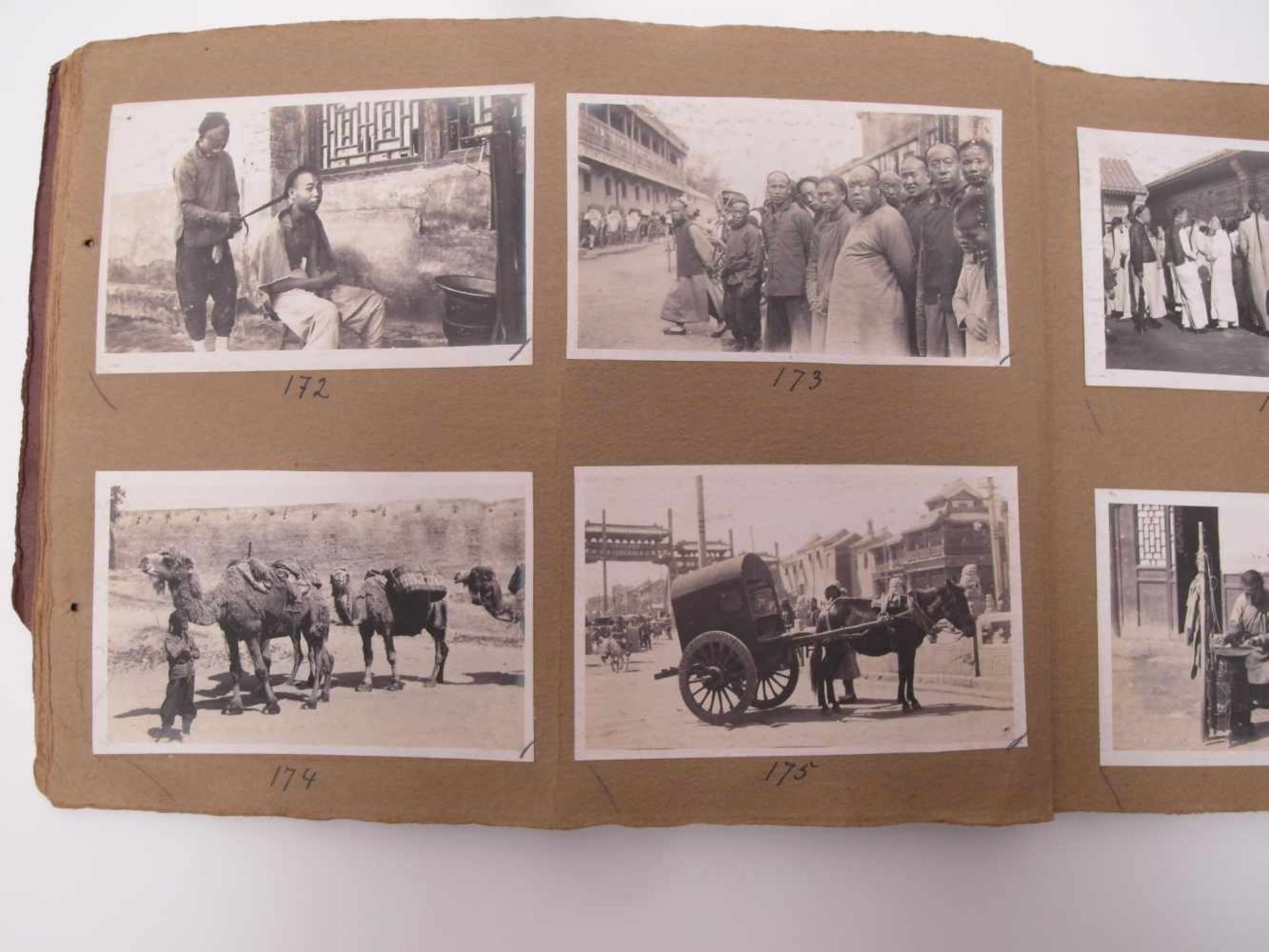 GROßES FOTOALBUM "TYPE AND STREET SCENES". China. Um 1900. Braunes Album mit 103 Fotos in - Bild 16 aus 26