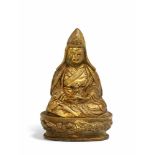 LAMA MIT PANDITA-MÜTZE UND GEFÄß. Bhutan. 18./19. Jh. Kupferbronze mit Resten von Vergoldung. Sockel