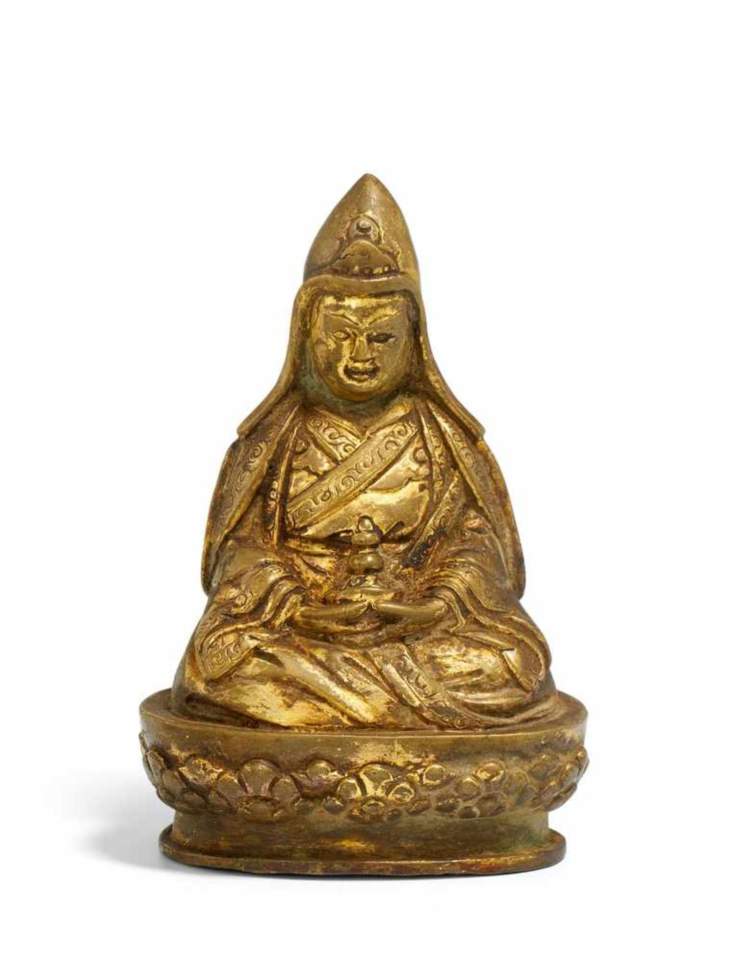 LAMA MIT PANDITA-MÜTZE UND GEFÄß. Bhutan. 18./19. Jh. Kupferbronze mit Resten von Vergoldung. Sockel