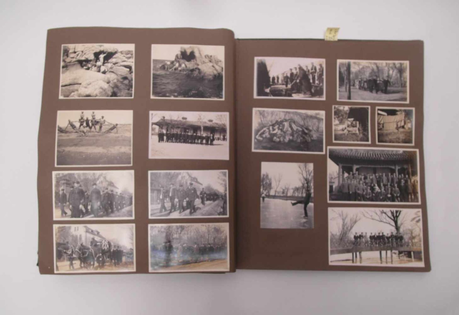 FOTOALBUM ZUR DEUTSCHEN MARINE UND DEM LEBEN IN DER DEUTSCHEN KOLONIE. China. Um 1900. Grünes - Bild 14 aus 18