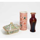 VASE, HUTSTÄNDER UND TERRINE. China. Um 1900. Porzellan. a) Vase mit Flambé-Glasur in Rot und