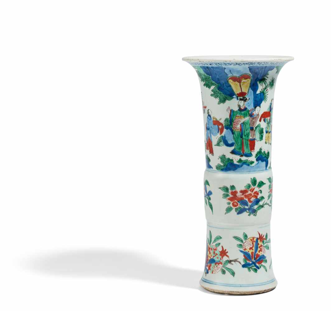 GROßE GU-FÖRMIGE VASE. China. Transitionale Periode. Ca. Mitte 17. Jh. Porzellan, bemalt in wucai