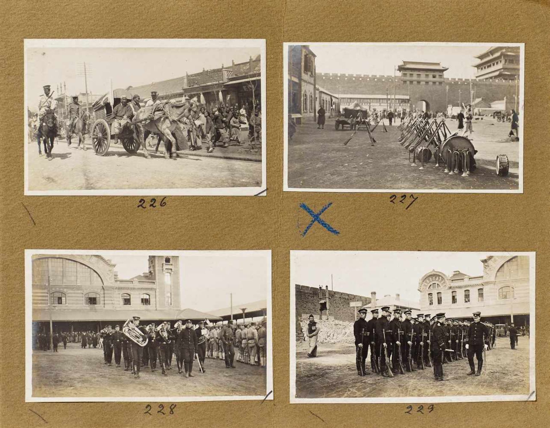 GROßES FOTOALBUM "TYPE AND STREET SCENES". China. Um 1900. Braunes Album mit 103 Fotos in - Bild 5 aus 26