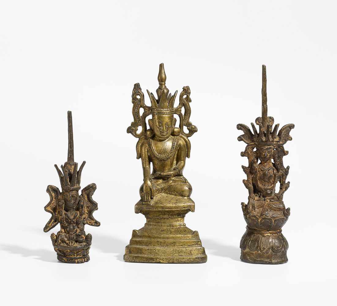 DREI BUDDHA JAMBHUPATI. Burma/Myanmar. 18. Jh. Bronze, teils mit Vergoldung. H.15-20cm. Zustand A/B.