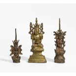 DREI BUDDHA JAMBHUPATI. Burma/Myanmar. 18. Jh. Bronze, teils mit Vergoldung. H.15-20cm. Zustand A/B.