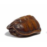 NETSUKE: SCHILDKRÖTE. Japan. 19. Jh. Holz. Länge 5,2cm. Sign.: Yoshinaga. Zustand A/B.