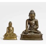 GROßER UND KLEINER BUDDHA. Burma/Myanmar. Mandalay-Stil. Um 1900. Bronze, der größere mit