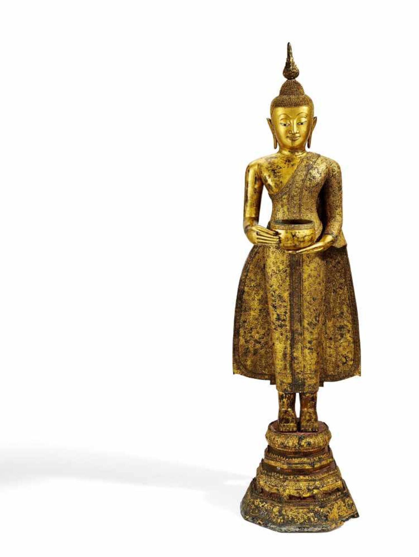 GROSSER STEHENDER BUDDHA MIT ALMOSENSCHALE. Thailand. Rattanakosin-Zeit. 19. Jh. Bronze mit