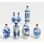 SECHS BLAUWEIßE SNUFFBOTTLE. China. Qing-Dynastie. Porzellan mit unterglasurblauer Malerei. Figuren-