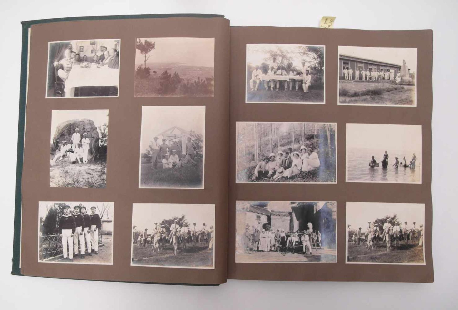 FOTOALBUM ZUR DEUTSCHEN MARINE UND DEM LEBEN IN DER DEUTSCHEN KOLONIE. China. Um 1900. Grünes - Bild 7 aus 18